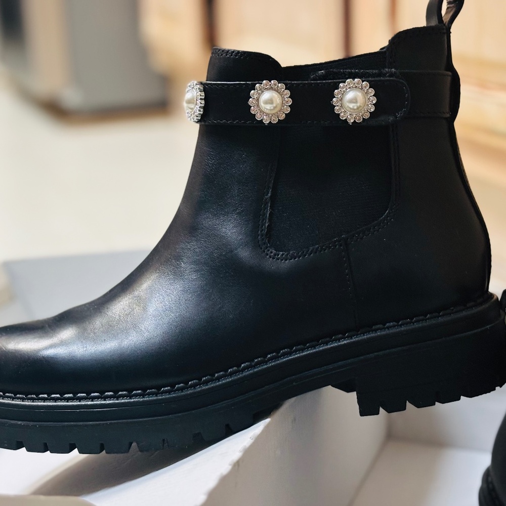Women’s Black Chelsea Boots